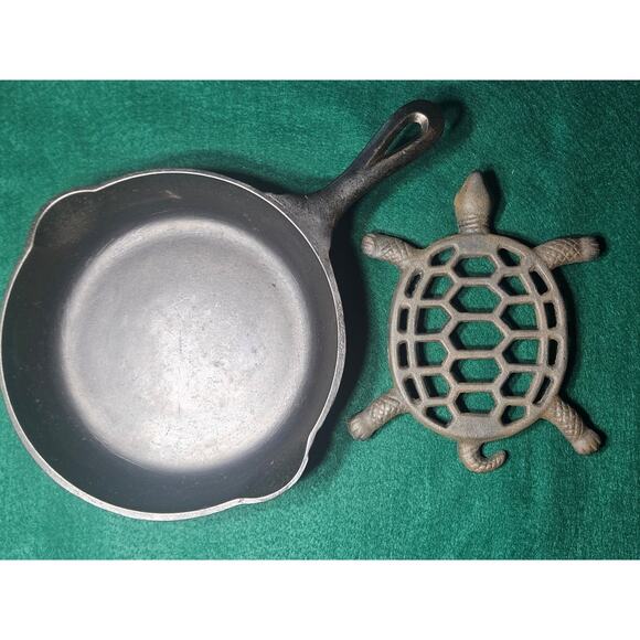 Vintage Ware 8 1/8" Inch Cast Iron Skillet No 5 with turtle trivet - Picture 1 of 10